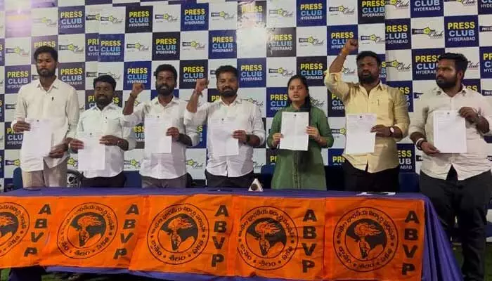 విద్యా వ్యవస్థ అస్తవ్యస్తం.. ఏబీవీపీ రాష్ట్ర కార్యదర్శి మాచెర్ల రాంబాబు హెచ్చరిక విద్యా వ్యవస్థ అస్తవ్యస్తం.. ఏబీవీపీ రాష్ట్ర కార్యదర్శి మాచెర్ల రాంబాబు హెచ్చరిక