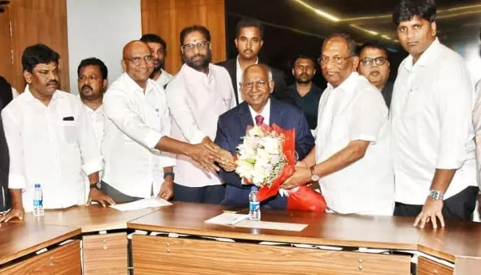 దళిత క్రిష్టియన్లకు ఎస్సీ హోదా కల్పించాలి.. జస్టిస్ కేజీ బాలకృష్ణన్తో బీఆర్ఎస్ బృందం భేటీ దళిత క్రిష్టియన్లకు ఎస్సీ హోదా కల్పించాలి.. జస్టిస్ కేజీ బాలకృష్ణన్తో బీఆర్ఎస్ బృందం భేటీ