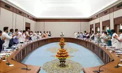 ప్రధాని మోడీకి కేంద్ర క్యాబినెట్ ‘స్టాండింగ్ ఒవేషన్’.. ప్రత్యేక తీర్మానం ఆమోదం! ప్రధాని మోడీకి కేంద్ర క్యాబినెట్ ‘స్టాండింగ్ ఒవేషన్’.. ప్రత్యేక తీర్మానం ఆమోదం!