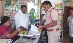 వ్యవసాయ దుకాణాల్లో తహసీల్దార్, ఏవో, ఎస్సై సంయుక్త తనిఖీలు వ్యవసాయ దుకాణాల్లో తహసీల్దార్, ఏవో, ఎస్సై సంయుక్త తనిఖీలు