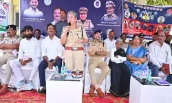 రోడ్డు భద్రత నియమాలను పాటించాలి రోడ్డు భద్రత నియమాలను పాటించాలి