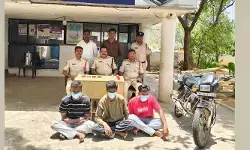 ఒంటరి ప్రయాణికులే టార్గెట్.. మూడు కేసులు ఛేదించిన మద్నూర్ పోలీసులు ఒంటరి ప్రయాణికులే టార్గెట్.. మూడు కేసులు ఛేదించిన మద్నూర్ పోలీసులు