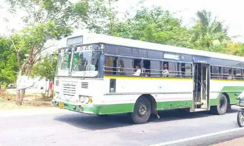 మున్సిపాలిటీలో ఆగని పల్లె వెలుగు బస్సులు..
