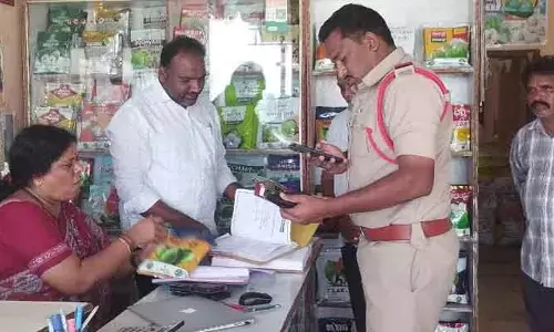 వ్యవసాయ దుకాణాల్లో తహసీల్దార్, ఏవో, ఎస్సై సంయుక్త తనిఖీలు