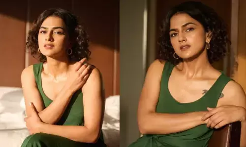 గ్రీన్ స్లీవ్‌లెస్ డ్రెస్‌లో కొంటె చూపులతో కవ్విస్తున్న శ్రద్ధ శ్రీనాథ్