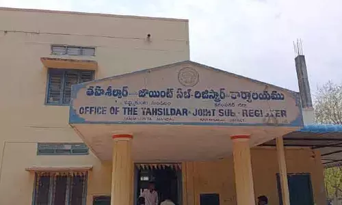 ఆర్ఐ పై  అవినీతి ఆరోప‌ణ‌లు..?
