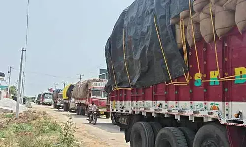 ధాన్యం ఆన్లోడ్‌లో జాప్యం.. రైతుల ఆగ్రహం
