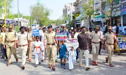 రోడ్డు ప్రమాదాల నివారణే లక్ష్యంగా అరైవ్-అలైవ్ : ఎస్పీ మహేష్ బి.గితే