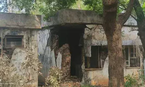 ఏక్షణంలో ఏం జరుగుతుందో.. శిథిలావస్థలో మర్పల్లి తహశీల్దార్ కార్యాలయం
