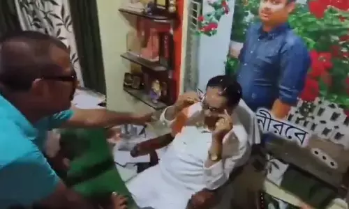 పశ్చిమ బెంగాల్‌ మాజీ మంత్రి అరెస్ట్.. కోడిగుడ్లతో దాడి చేసిన స్థానికులు