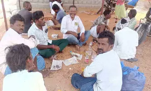 న‌ర్వ మండ‌ల కేంద్రంలో నిబంధ‌న‌ల‌కు విరుద్ధంగా వైన్ షాపు నిర్వ‌హ‌ణ