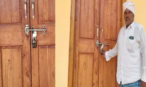 గ్రామపంచాయతీకి తాళం వేసిన కాంట్రాక్టర్..!