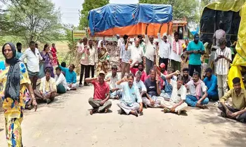 మిల్లు గేటు వద్ద రైతుల రాస్తారోకో