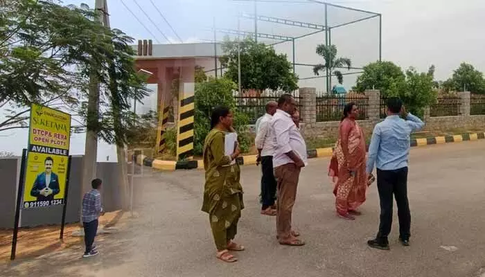 సుకేతన వెంచర్ అక్రమాలపై రంగంలోకి అధికారులు.. విచారణ షురూ సుకేతన వెంచర్ అక్రమాలపై రంగంలోకి అధికారులు.. విచారణ షురూ