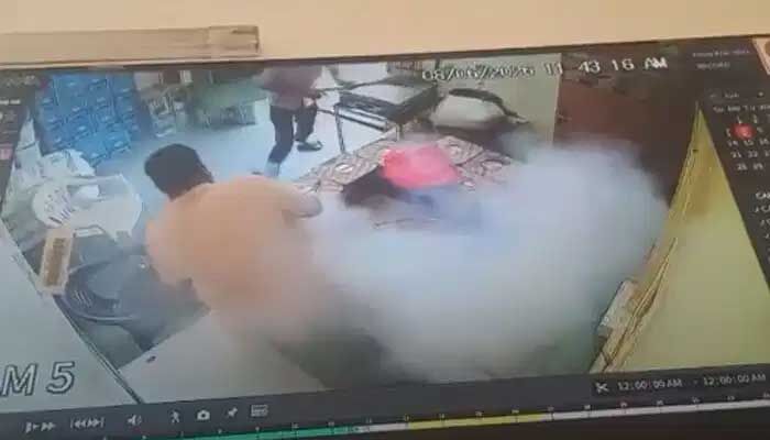 జేబులో పేలిన ఫోన్.. తీవ్ర గాయాలు