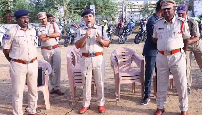సైబర్ మోసాల పట్ల అప్రమత్తంగా ఉండాలి.. 45 వాహనాలు తాత్కాలిక సీజ్ సైబర్ మోసాల పట్ల అప్రమత్తంగా ఉండాలి.. 45 వాహనాలు తాత్కాలిక సీజ్