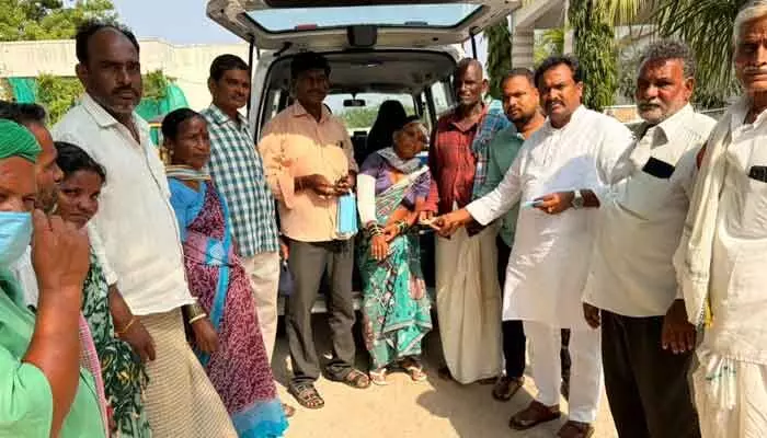 ఉపాధి పనులకు వెళ్తూ ప్రమాదం.. కూలీ మహిళకు గాయాలు ఉపాధి పనులకు వెళ్తూ ప్రమాదం.. కూలీ మహిళకు గాయాలు