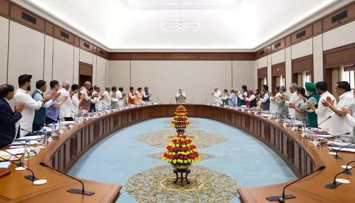 ప్రధాని మోడీకి కేంద్ర క్యాబినెట్ ‘స్టాండింగ్ ఒవేషన్’.. ప్రత్యేక తీర్మానం ఆమోదం! ప్రధాని మోడీకి కేంద్ర క్యాబినెట్ ‘స్టాండింగ్ ఒవేషన్’.. ప్రత్యేక తీర్మానం ఆమోదం!