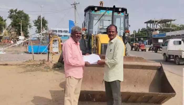 అటవీ సరిహద్దుల్లో మట్టి తవ్వకాలు చేయొద్దని జేసీబీ యజమానులకు నోటీసులు జారీ అటవీ సరిహద్దుల్లో మట్టి తవ్వకాలు చేయొద్దని జేసీబీ యజమానులకు నోటీసులు జారీ