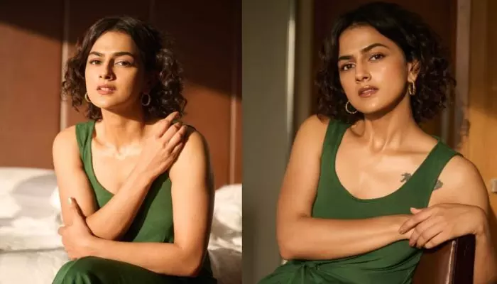 గ్రీన్ స్లీవ్లెస్ డ్రెస్లో కొంటె చూపులతో కవ్విస్తున్న శ్రద్ధ శ్రీనాథ్ గ్రీన్ స్లీవ్లెస్ డ్రెస్లో కొంటె చూపులతో కవ్విస్తున్న శ్రద్ధ శ్రీనాథ్