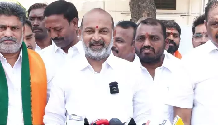 జూన్ 15 నుంచి ‘స్వచ్ఛ పాఠశాల’.. పిలుపునిచ్చిన కేంద్ర మంత్రి బండి సంజయ్! జూన్ 15 నుంచి ‘స్వచ్ఛ పాఠశాల’.. పిలుపునిచ్చిన కేంద్ర మంత్రి బండి సంజయ్!