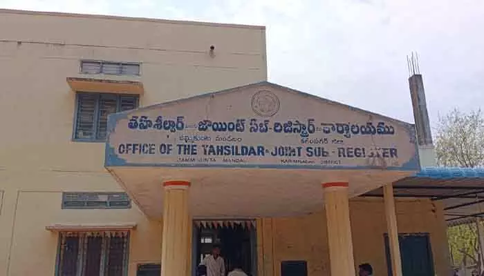 ఆర్ఐ పై అవినీతి ఆరోపణలు..? ఆర్ఐ పై అవినీతి ఆరోపణలు..?