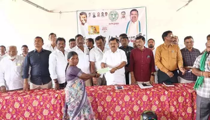 ‘కాంగ్రెస్ ప్రభుత్వం ప్రజా సంక్షేమమే పరమావధిగా పనిచేస్తోంది’: ఎమ్మెల్యే ‘కాంగ్రెస్ ప్రభుత్వం ప్రజా సంక్షేమమే పరమావధిగా పనిచేస్తోంది’: ఎమ్మెల్యే