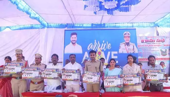 ప్రతి ఒక్కరూ రోడ్డు భద్రత నియమాలను పాటించాలి.. ప్రతి ఒక్కరూ రోడ్డు భద్రత నియమాలను పాటించాలి..