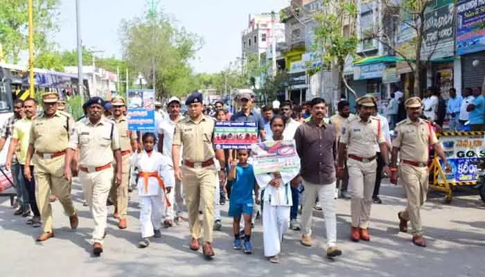 రోడ్డు ప్రమాదాల నివారణే లక్ష్యంగా అరైవ్-అలైవ్ : ఎస్పీ మహేష్ బి.గితే రోడ్డు ప్రమాదాల నివారణే లక్ష్యంగా అరైవ్-అలైవ్ : ఎస్పీ మహేష్ బి.గితే