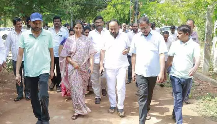 నాదర్ గుల్ డివిజన్ లో పర్యటించిన ఎమ్మెల్యే సబితా నాదర్ గుల్ డివిజన్ లో పర్యటించిన ఎమ్మెల్యే సబితా