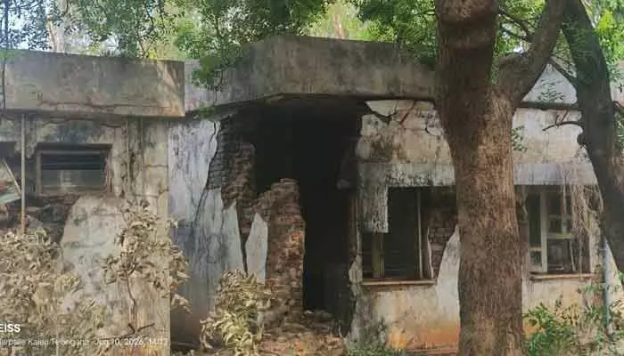 ఏక్షణంలో ఏం జరుగుతుందో.. శిథిలావస్థలో మర్పల్లి తహశీల్దార్ కార్యాలయం ఏక్షణంలో ఏం జరుగుతుందో.. శిథిలావస్థలో మర్పల్లి తహశీల్దార్ కార్యాలయం