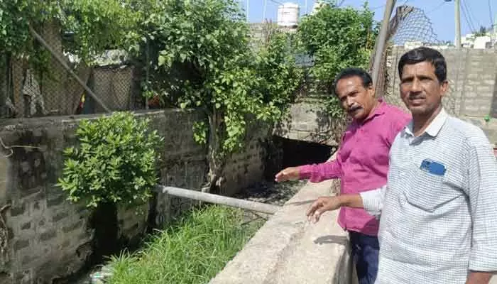 శంకేశ్వర్ బజార్లో డ్రైనేజీ దుస్థితి శంకేశ్వర్ బజార్లో డ్రైనేజీ దుస్థితి