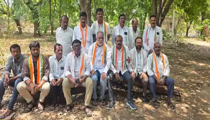 మాజీ ఎమ్మెల్యే పుట్ట మధుపై కాంగ్రెస్ నేతల ఆగ్రహం మాజీ ఎమ్మెల్యే పుట్ట మధుపై కాంగ్రెస్ నేతల ఆగ్రహం