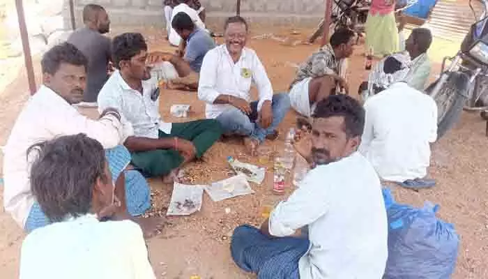 నర్వ మండల కేంద్రంలో నిబంధనలకు విరుద్ధంగా వైన్ షాపు నిర్వహణ నర్వ మండల కేంద్రంలో నిబంధనలకు విరుద్ధంగా వైన్ షాపు నిర్వహణ