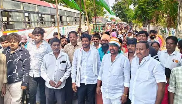 చలో ఫ్యూచర్ సిటీ : నాదర్ గుల్ డివిజన్ నుంచి బయలుదేరిన కాంగ్రెస్ శ్రేణులు చలో ఫ్యూచర్ సిటీ : నాదర్ గుల్ డివిజన్ నుంచి బయలుదేరిన కాంగ్రెస్ శ్రేణులు