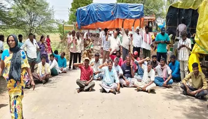 మిల్లు గేటు వద్ద రైతుల రాస్తారోకో మిల్లు గేటు వద్ద రైతుల రాస్తారోకో