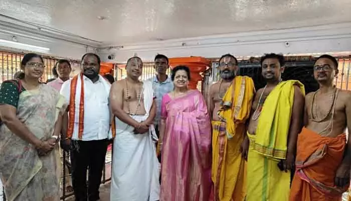 కొండగట్టు అంజన్నను దర్శించుకున్న జూనియర్ ఎన్టీఆర్ తల్లి షాలిని, అత్తమ్మ నార్నే మల్లీశ్వరి కొండగట్టు అంజన్నను దర్శించుకున్న జూనియర్ ఎన్టీఆర్ తల్లి షాలిని, అత్తమ్మ నార్నే మల్లీశ్వరి