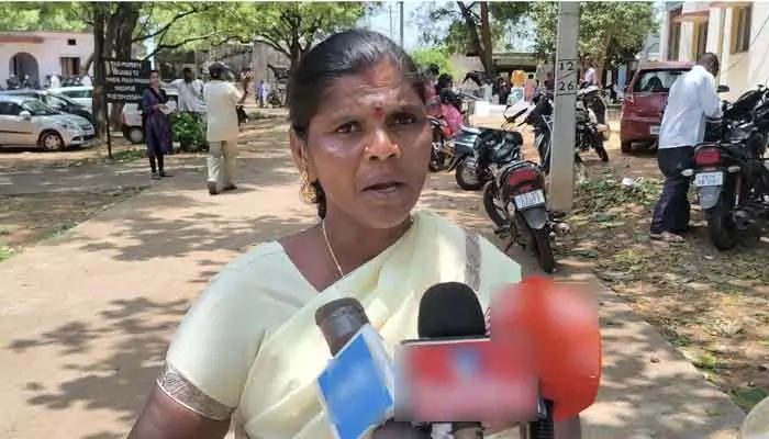 పెట్రోల్ డబ్బాతో మహిళా రైతు ఆత్మహత్యాయత్నం పెట్రోల్ డబ్బాతో మహిళా రైతు ఆత్మహత్యాయత్నం