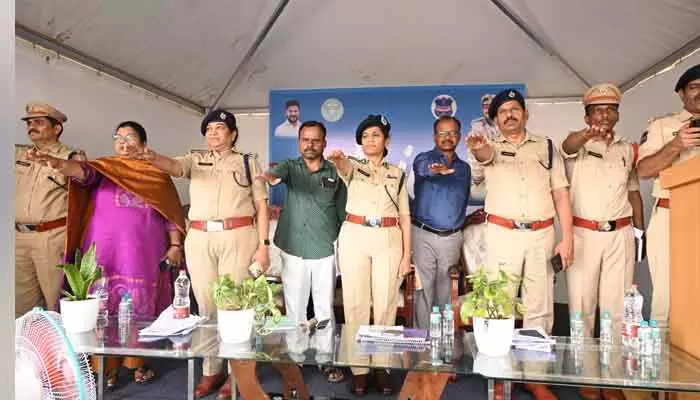 రోడ్డు ప్రమాదాల నివారణే లక్ష్యం : పోలీస్ కమిషనర్ బి.సుమతి రోడ్డు ప్రమాదాల నివారణే లక్ష్యం : పోలీస్ కమిషనర్ బి.సుమతి