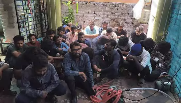 నానక్రాంగూడ వద్ద ఆసక్తికరమైన దృశ్యం.. ఆ ఇంటి వద్ద యువకుల భారీ క్యూ నానక్రాంగూడ వద్ద ఆసక్తికరమైన దృశ్యం.. ఆ ఇంటి వద్ద యువకుల భారీ క్యూ