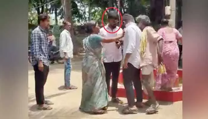 నేరడిగుంట సర్పంచ్ ఒగ్గుసాయిపై మహిళా దాడికి యత్నం... నేరడిగుంట సర్పంచ్ ఒగ్గుసాయిపై మహిళా దాడికి యత్నం...