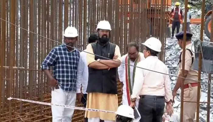 ముక్త్యాల బ్రాంచ్ కెనాల్ లిఫ్ట్ ఇరిగేషన్ ప్రాజెక్ట్ పనులను పరిశీలించిన మంత్రి ఉత్తమ్ ముక్త్యాల బ్రాంచ్ కెనాల్ లిఫ్ట్ ఇరిగేషన్ ప్రాజెక్ట్ పనులను పరిశీలించిన మంత్రి ఉత్తమ్