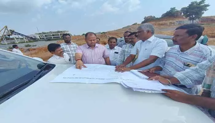 రెండు నెలల్లో పెండింగ్ పరిహార ప్యాకేజీ చెల్లింపులు పూర్తి చేయాలి : కమిషనర్ శివకుమార్ నాయుడు రెండు నెలల్లో పెండింగ్ పరిహార ప్యాకేజీ చెల్లింపులు పూర్తి చేయాలి : కమిషనర్ శివకుమార్ నాయుడు