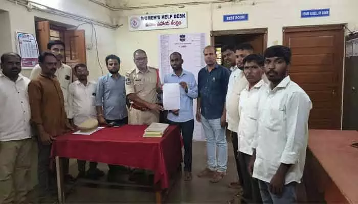 ప్రభుత్వ ఉద్యోగుల పై దాడులను సహించేది లేదు : ఎంఆర్వో హెచ్చరిక ప్రభుత్వ ఉద్యోగుల పై దాడులను సహించేది లేదు : ఎంఆర్వో హెచ్చరిక