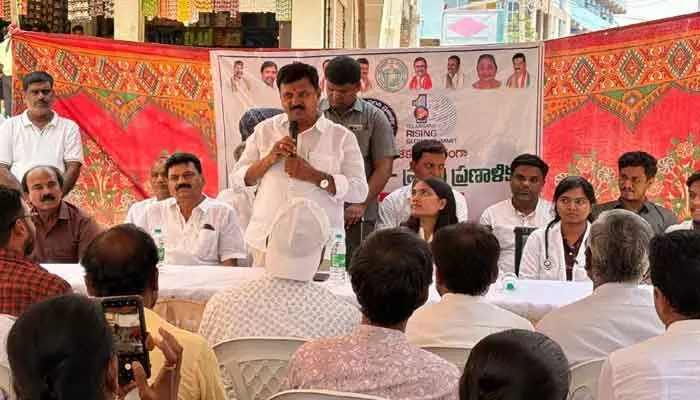 మున్సిపాలిటీని ఆదర్శంగా తీర్చిదిద్దుతాం: ఎమ్మెల్యే డాక్టర్ పట్లోళ్ల సంజీవరెడ్డి మున్సిపాలిటీని ఆదర్శంగా తీర్చిదిద్దుతాం: ఎమ్మెల్యే డాక్టర్ పట్లోళ్ల సంజీవరెడ్డి