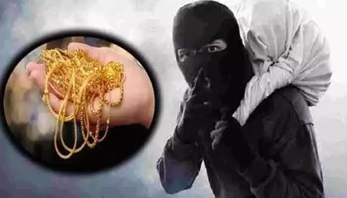 చిలుకానగర్ లో చోరీ.. 5 తులాల బంగారం, నగదు అపహరణ చిలుకానగర్ లో చోరీ.. 5 తులాల బంగారం, నగదు అపహరణ