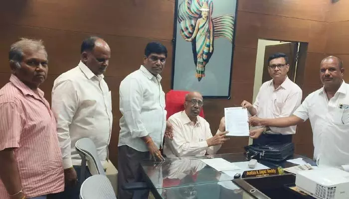 ఎంబీబీఎస్ విద్యార్థులకు ఫీజుల వేధింపులు?.. టీఏఎఫ్ఆర్సీకి మెడికో పేరెంట్స్ ఫిర్యాదు ఎంబీబీఎస్ విద్యార్థులకు ఫీజుల వేధింపులు?.. టీఏఎఫ్ఆర్సీకి మెడికో పేరెంట్స్ ఫిర్యాదు