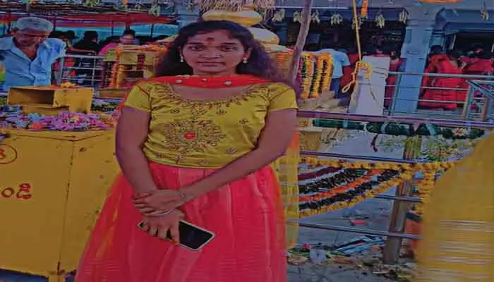 కడుపు నొప్పి భరించలేక యువతి ఆత్మహత్య కడుపు నొప్పి భరించలేక యువతి ఆత్మహత్య