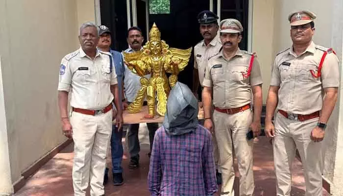 పంచలోహ విగ్రహం చోరీ కేసు.. నిందితుడిని అదుపులోకి తీసుకున్న పోలీసులు పంచలోహ విగ్రహం చోరీ కేసు.. నిందితుడిని అదుపులోకి తీసుకున్న పోలీసులు