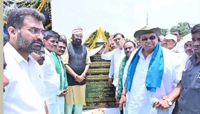 కాలువ కట్టల పై సోలార్ విద్యుత్ ఉత్పత్తికి తక్షణ చర్యలు : మంత్రి ఉత్తమ్ కుమార్ రెడ్డి కాలువ కట్టల పై సోలార్ విద్యుత్ ఉత్పత్తికి తక్షణ చర్యలు : మంత్రి ఉత్తమ్ కుమార్ రెడ్డి